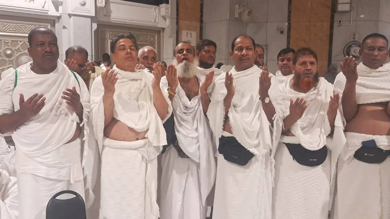 খালেদা জিয়ার রোগমুক্তি কামনায় ওমরাহ করলেন মক্কা বিএনপির নেতাকর্মীরা