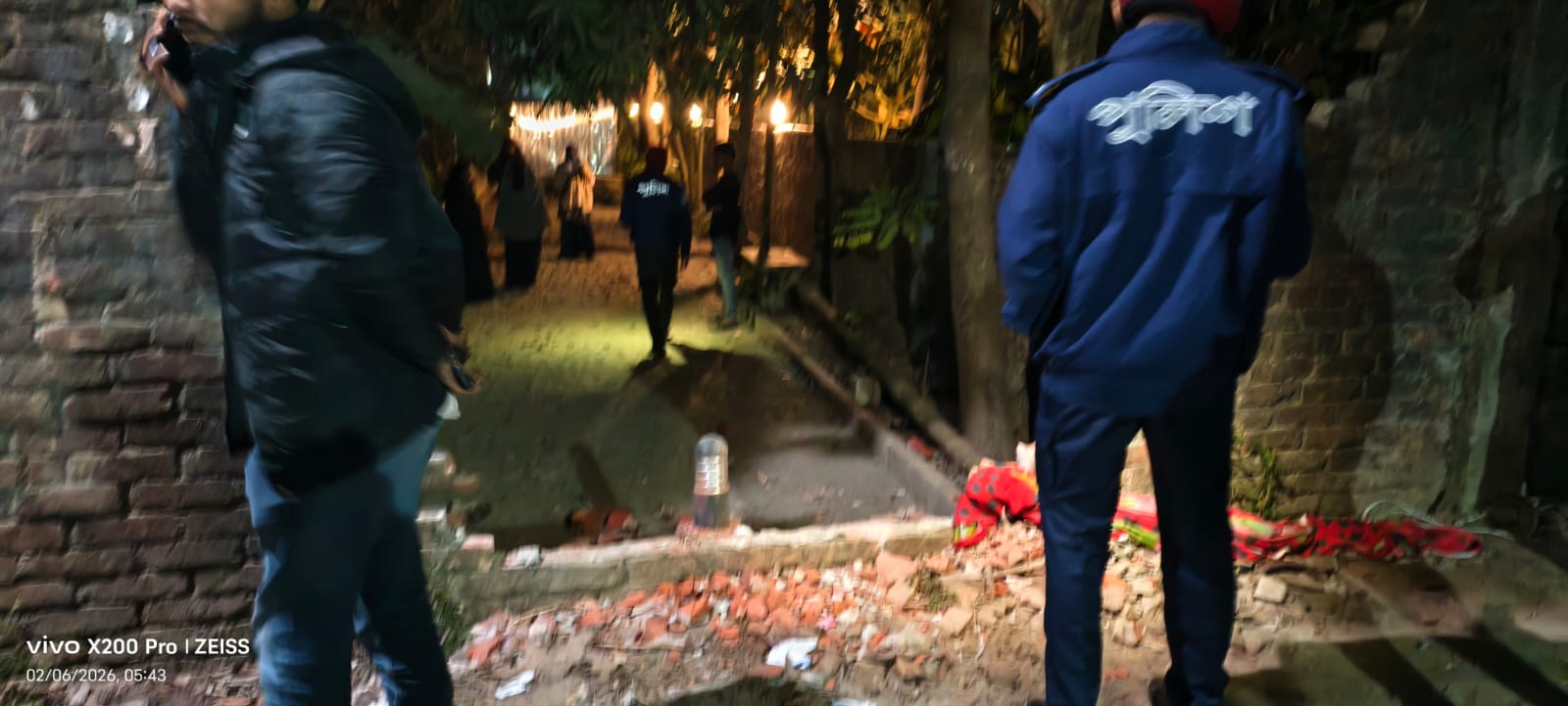 রাতের আঁধারে ডিক্রিকৃত জমির দেয়াল ভেঙে ঘর নির্মাণ জামায়াত নেতার বিরুদ্ধে আদালতে মামলা