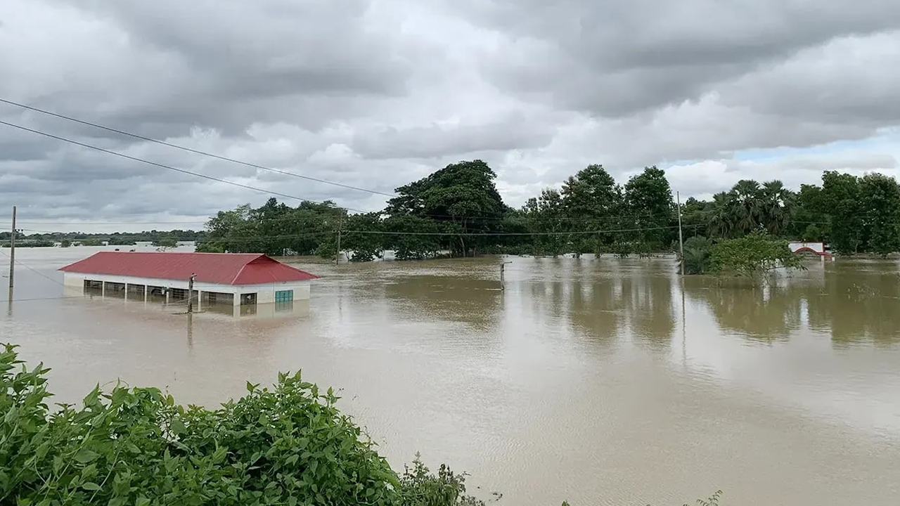 ভারী বৃষ্টিতে দেশের দুই অঞ্চলে বন্যার আশঙ্কা