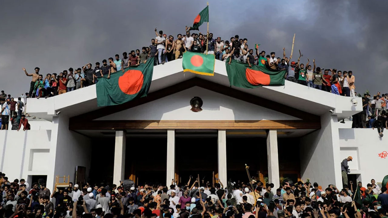 কোটা সংস্কারের দাবি থেকে ইতিহাস বদলের যাত্রা